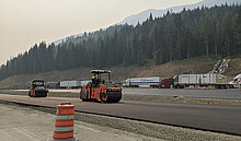 Walce drogowe podczas zagęszczania nowej nawierzchni asfaltowej.