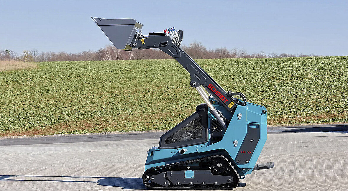 Schmidt AR100 – kompaktowa miniładowarka gąsienicowa o szerokości około 900 mm.