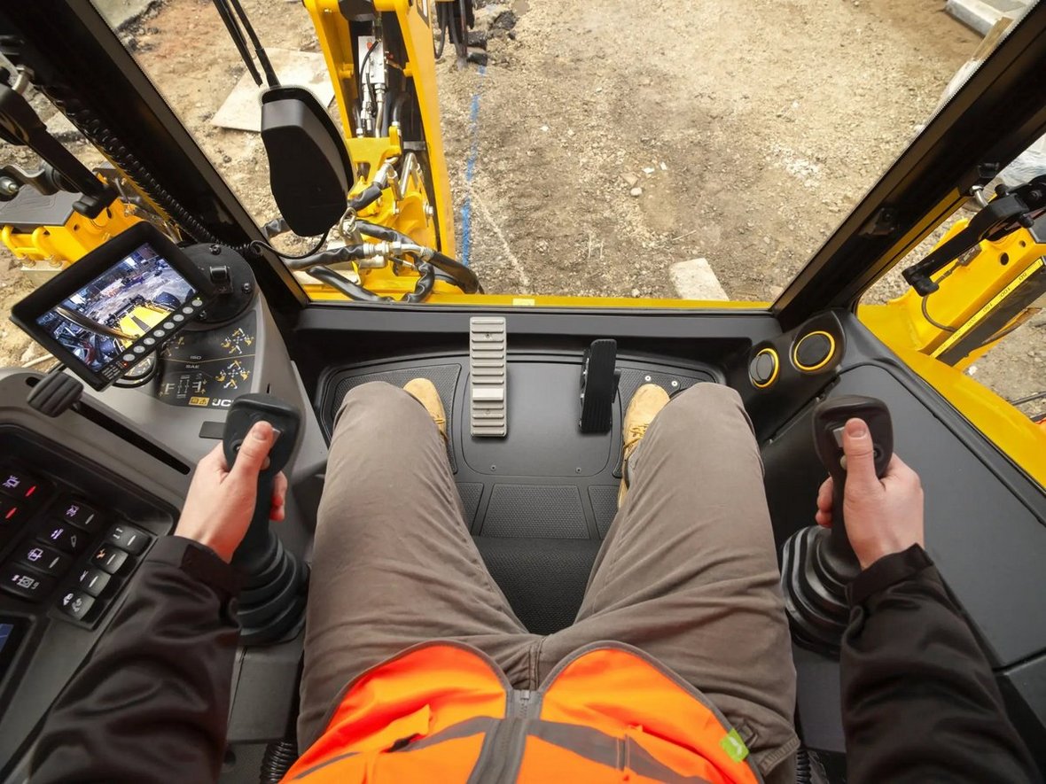 Nowoczesna kabina operatora JCB została przystosowana do pracy w trybie Dual Drive 