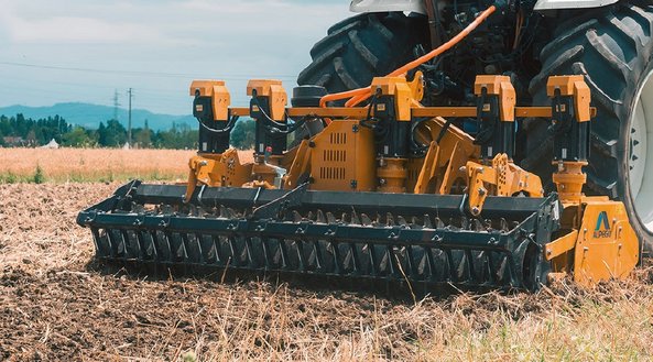 Elektrycznie napędzana brona wirnikowa Alysium firmy Alpego