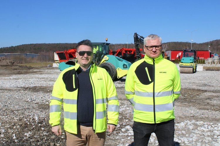 Od lewej: Piotr Antolak, szef sprzedaży i Marcin Samborek, dyrektor serwisu w Volvo Maszyny Budowlane Polska.