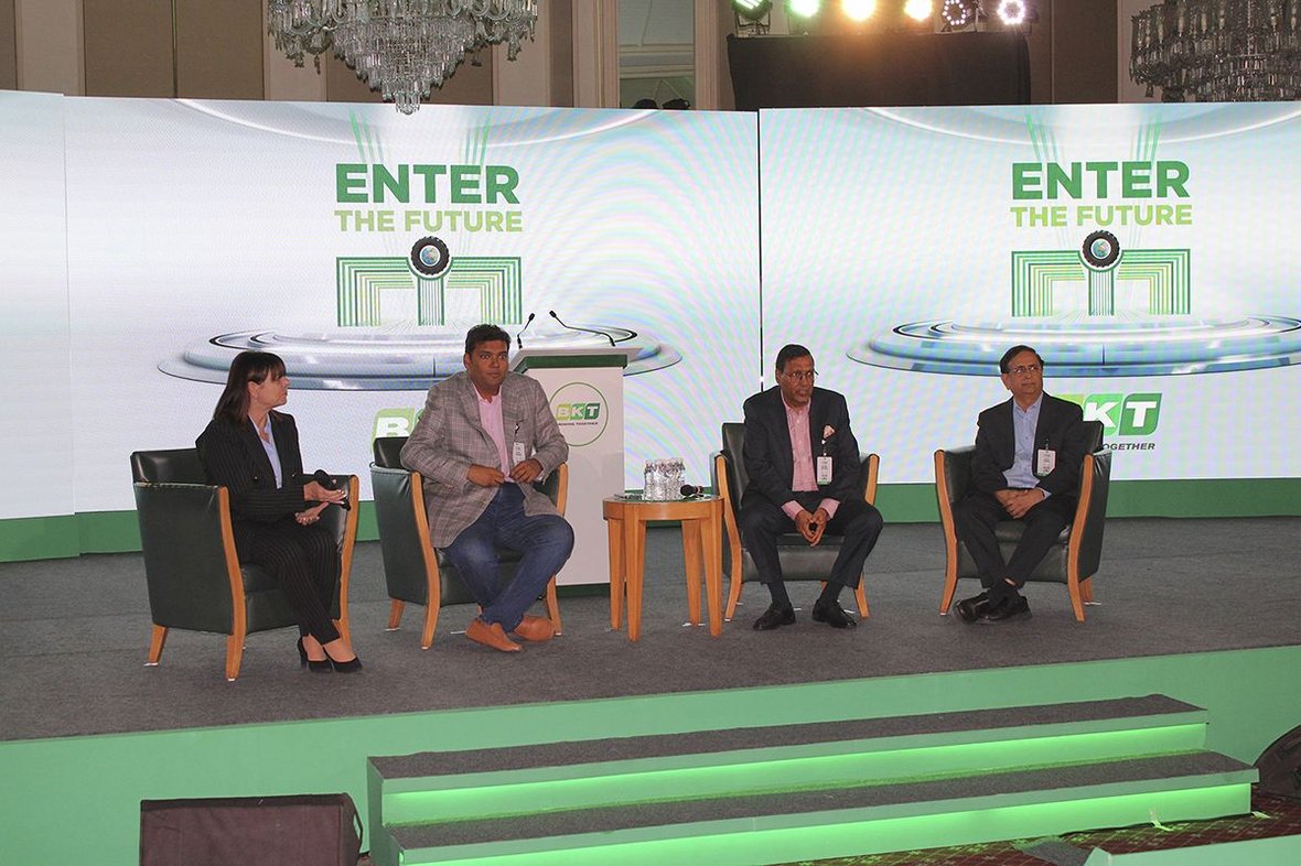 Kierownictwo koncernu BKT (od prawej): Dilip Vaidya, dyrektor ds. technologii, Arvind Poddar, prezes, Rajiv Poddar, współzarządzający (wszyscy BKT) i Lucia Salmaso, dyrektor zarządzający BKT Europe.