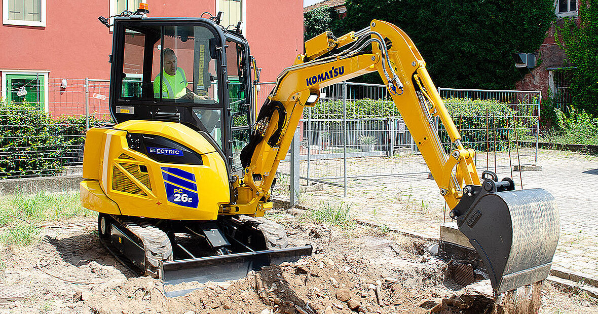 Elektryczna minikoparka Komatsu PC26E-6 podczas prac ziemnych.