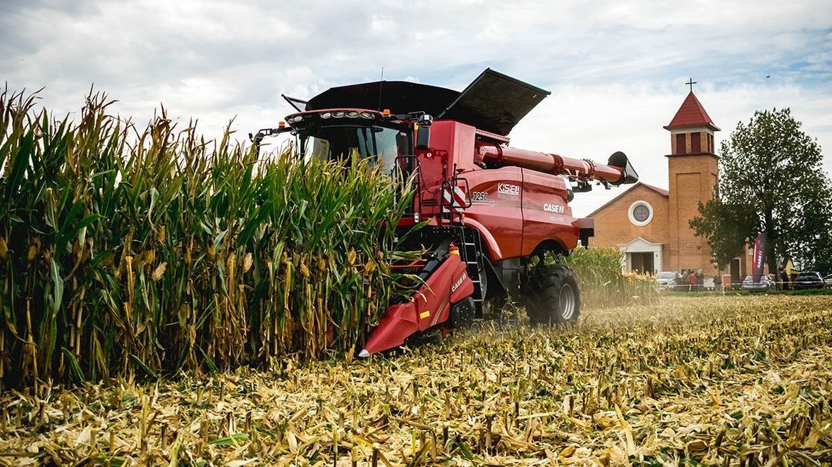 Napęd kombajnu stanowi 6-cylindrowy silnik o pojemności 11 l i mocy 498 KM, z turbosprężarką i chłodnicą końcową. Jednostka zgodna oczywiście z normą emisji Stage V.