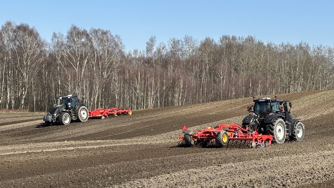 Agravis Technik Polska: Innowacje w polu – Valtra, Fendt i Väderstad w akcji