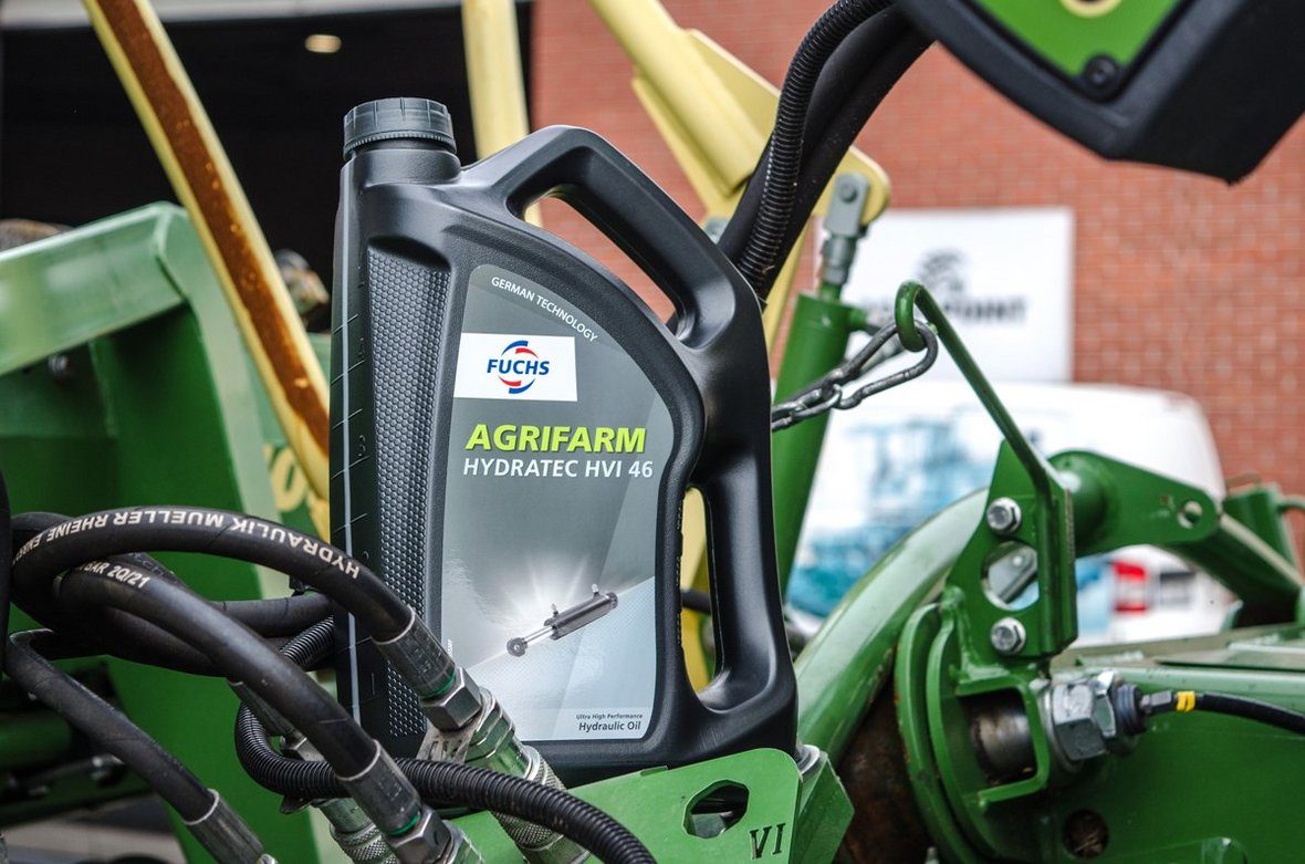 Produkty takie jak Agrifarm MOT LA SAE 15W-40 oraz Agrifarm MOT X-LA SAE 10W-40 zostały opracowane z myślą o najnowocześniejszych silnikach maszyn rolniczych. Szczególnie Agrifarm MOT X-LA wyróżnia się zwiększoną odpornością na zużycie oraz niską odparowalnością, co przekłada się na mniejszą konieczność dolewek, a także spełnia restrykcyjne wymagania dotyczące zdolności czyszczących i odporności na utlenianie.  Wielofunkcyjność i niezawodność  W rolnictwie popularnością cieszą się oleje wielofunkcyjne, które pozwalają na wszechstronne zastosowanie w różnych maszynach. Agrifarm UTTO MP to produkt, który dzięki starannie opracowanej recepturze spełnia wymagania czołowych producentów maszyn rolniczych, zapewniając stabilne parametry cierne i odporność na utlenianie.  Dla bardziej zaawansowanych skrzyń biegów, takich jak VT-Drive w ciągnikach McCormick czy Vario w marce Fendt, firma Fuchs opracowała oleje takie jak Agrifarm UTTO VT oraz Agrifarm STOU MC SAE 10W-40. Zapewniają one bezproblemową eksploatację nawet w trudnych warunkach temperaturowych, co gwarantuje dłuższą żywotność maszyn i zmniejsza ryzyko awarii.