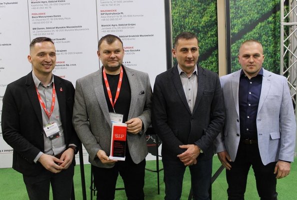 Od lewej: Janusz Ferenc, dyrektor ds. sprzedaży w SIP Poland, Jacek Kalak, ambasador marki SIP w P olsce, Andrei Cosovici, dyrektor handlowy SIP i Mateusz Woleński, właściciel firmy M-Rol, która dostarczy użytkownikowi zestaw koszący marki SIP