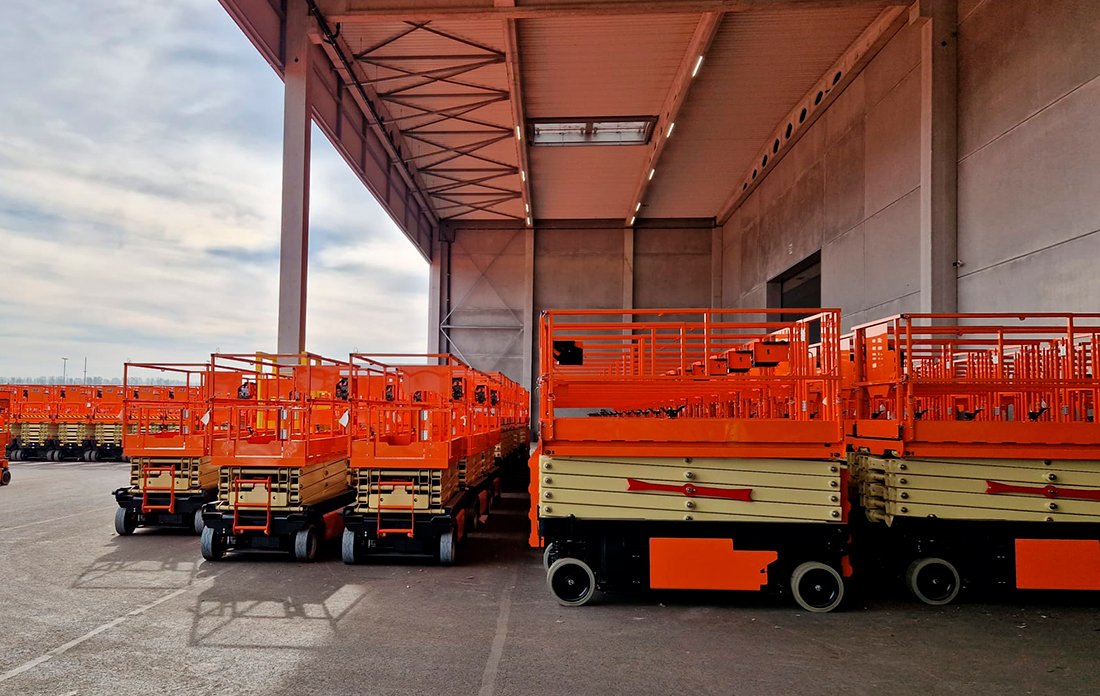Riwal Poland i JLG - kompleksowa oferta podestów ruchomych wsparta serwisem
