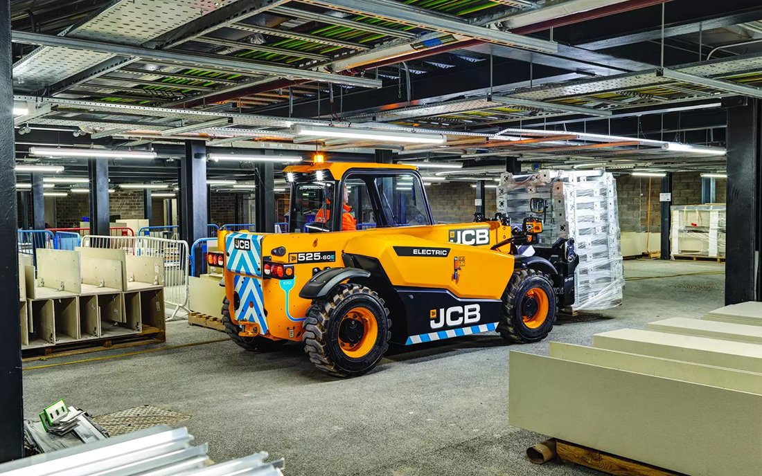 Elektryczna ładowarka teleskopowa JCB TH 525-60E w praktyce