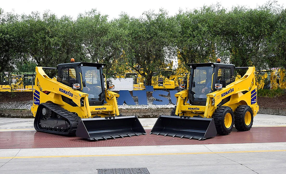 Komatsu CK50-8 i SK40-8 – nowe kompaktowe ładowarki gąsienicowa i o sterowaniu burtowym.