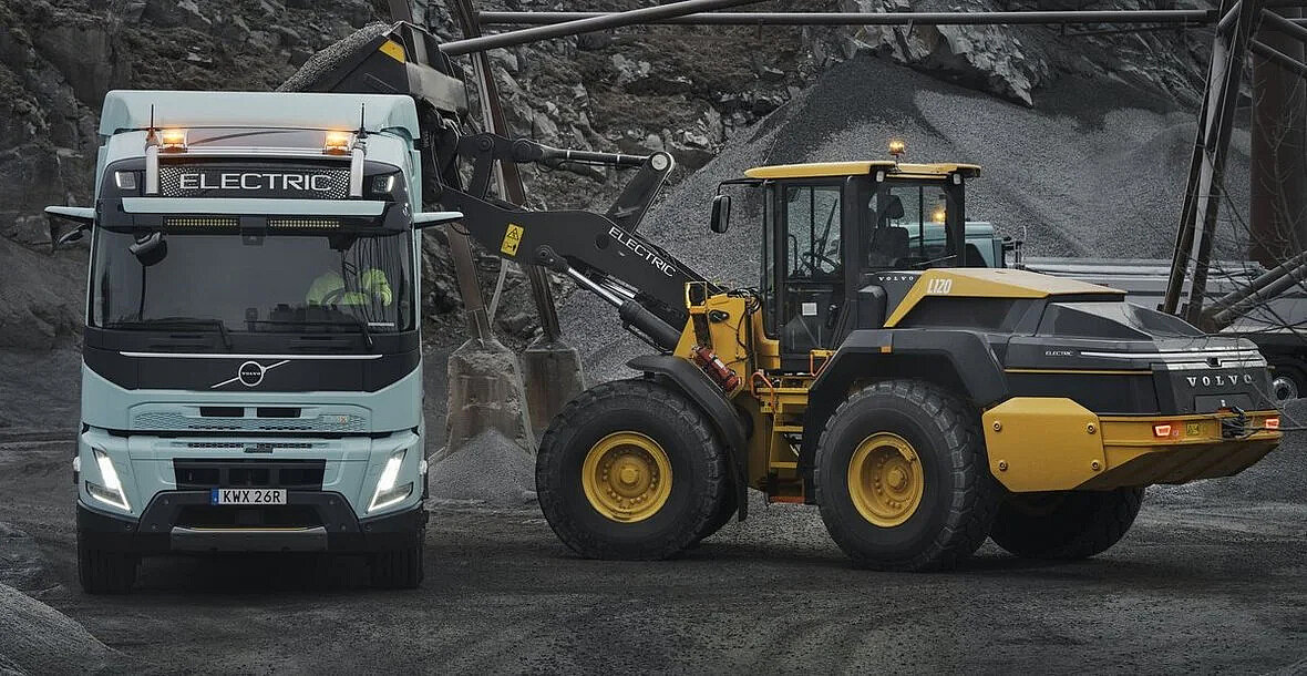 Volvo L120 Electric – pełnowymiarowa elektryczna ładowarka kołowa przeznaczona m.in. do przeładunku i pracy na placach materiałowych.