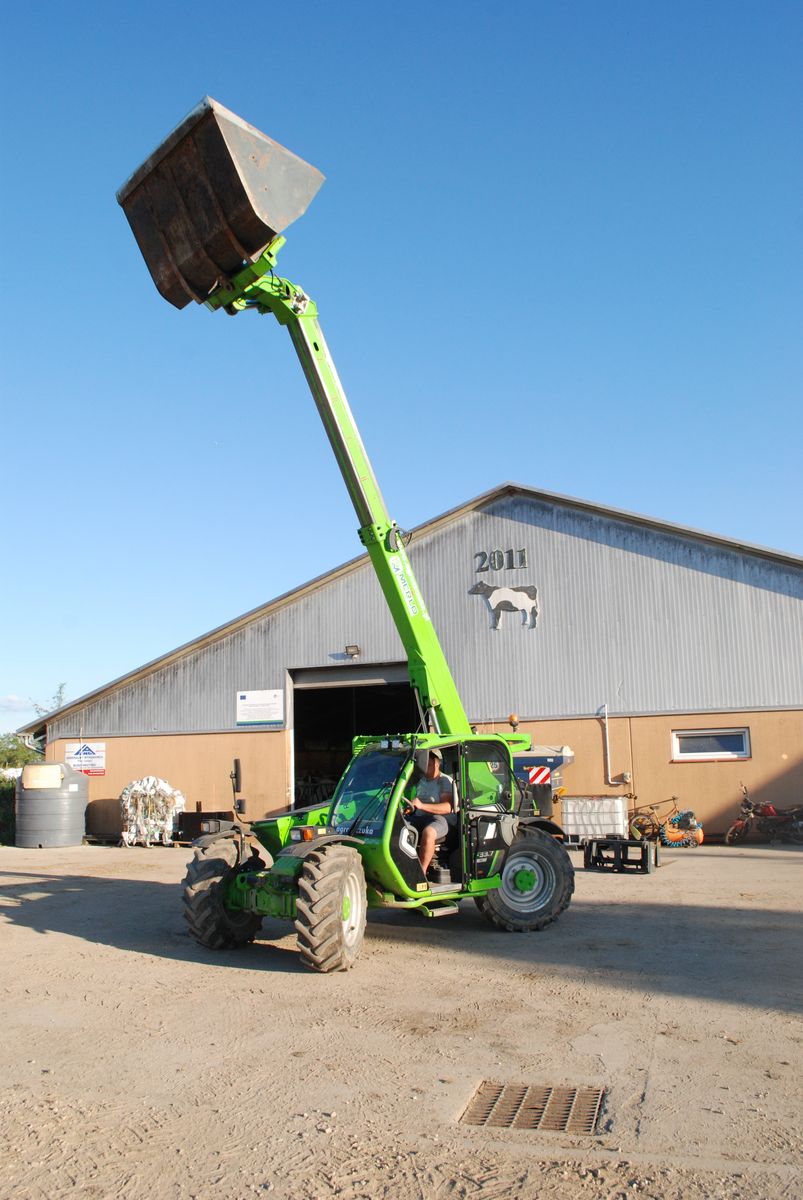 Merlo Turbofarmer w oborze