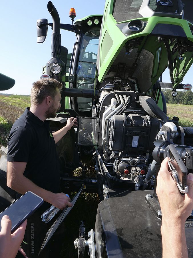 Ciągnik Deutz-Fahr 6130.4 z silnikiem Farmotion  o mocy 130 KM.