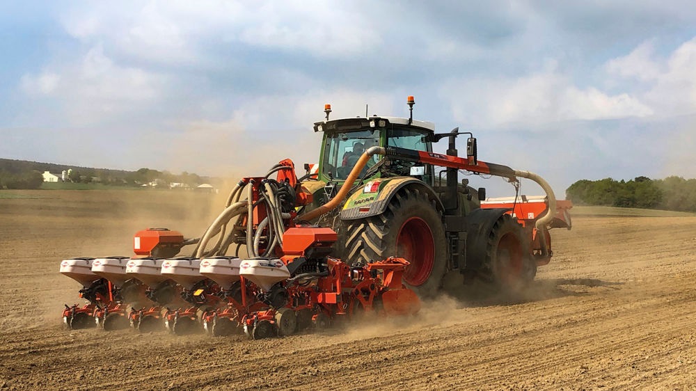 Agregat uprawowo siewny Kuhn ze zbiornikiem przednim TF 1512, składaną broną wirnikową HR 4530 RCS i belką z redlicami do siewu punktowego Kosma CSM.