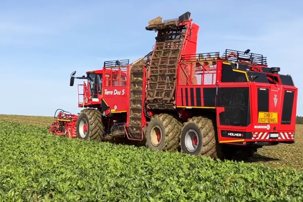 Nowy kombajn Holmer Terra Dos 5 jest wyposażony w silnik o mocy 652 KM (480 kW) i o wydłużonym okresie między kolejnymi przeglądami z 500 do 750 godzin.