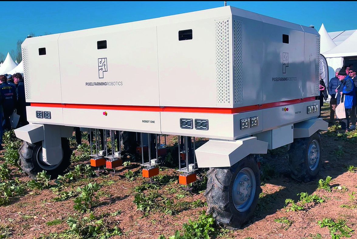 Robot One firmy Pixelfarming ma 2,2 m wysokości oraz 3,7 m szerokości, waży 2 t. 12 kamer stale skanuje podłoże.