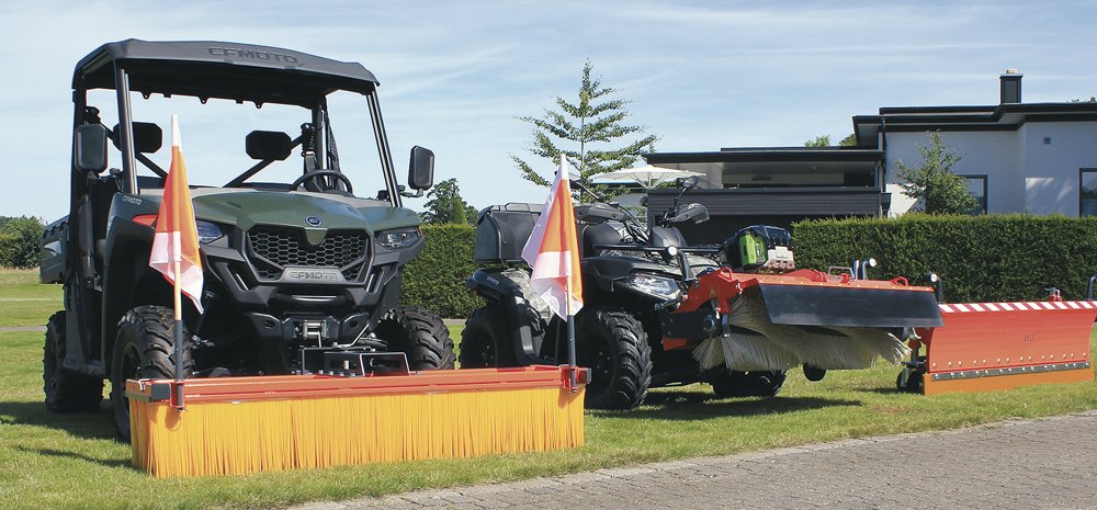 Quad, ATV i UTV – co to takiego?  Quad – pojazd czterokołowy, z napędem na tylne koła, przypominający motocykl. W Niemczech zwykle używany do celów rekreacyjnych i sportowych.  ATV (All-Terrain Vehicle) – pojazd terenowy zaprojektowany do pracy, z napędem na cztery koła i blokadą mechanizmu różnicowego. Często wyposażony w bagażniki, wciągarki i opony terenowe.  UTV (Utility Task Vehicle) – pojazd roboczy oparty na ATV, ale bardziej praktyczny. Ma dwa siedzenia obok siebie, przestronną, składaną skrzynię ładunkową i jest wyposażony w dodatkową przestrzeń do przechowywania. Przeznaczony do zadań roboczych.